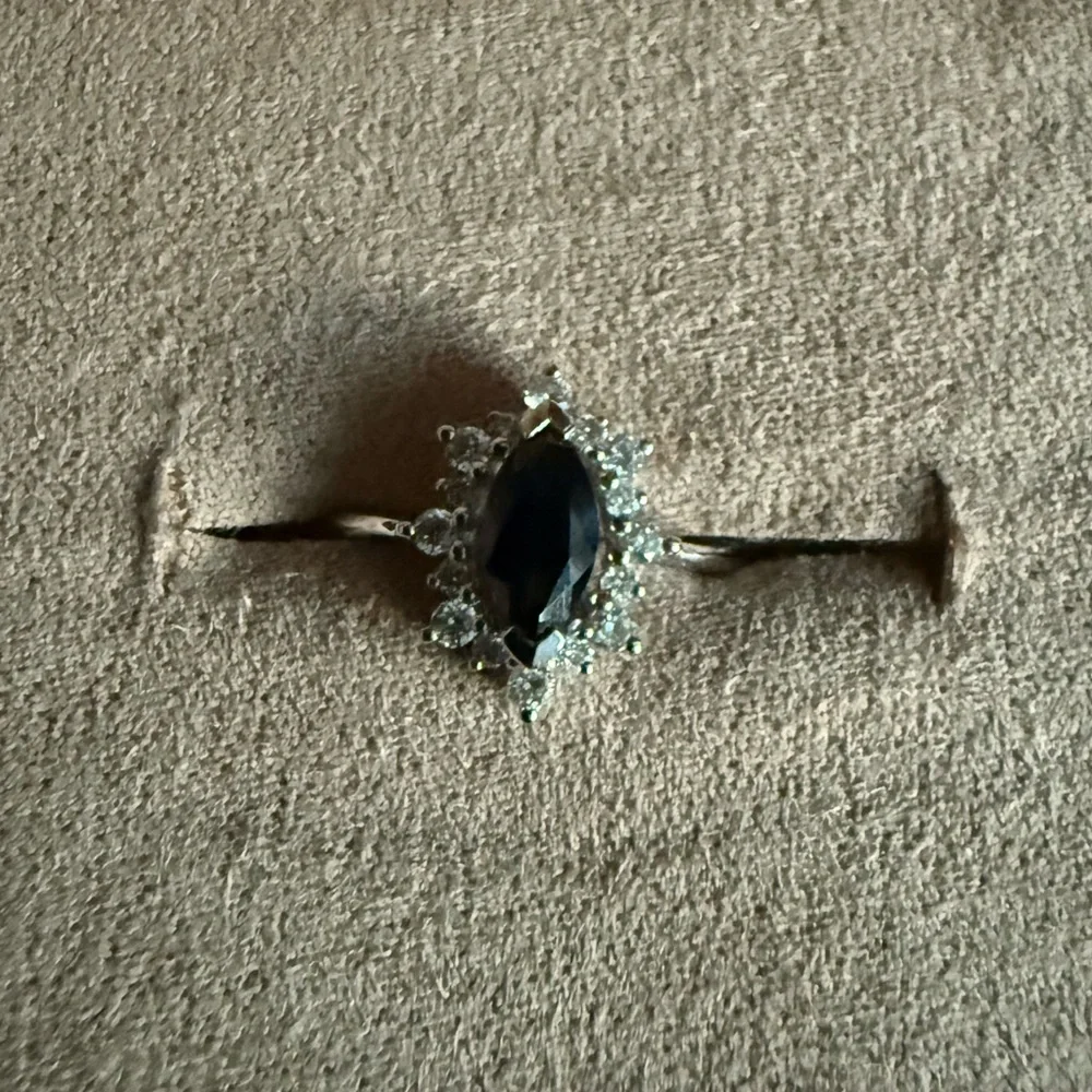 18K White Gold Sapphire & Diamond Engagement Ring - Picture 4 of 16